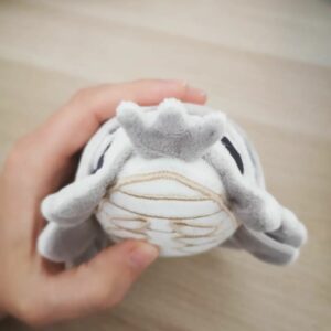 Peluche isopod blanc queue